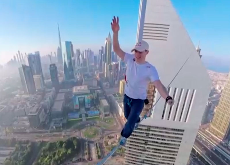 «Жизнь стала легкой, когда я снова коснулся земли!» - Трёхкратный чемпион по слэклайну Яан Руз рискует всем в Дубае | Эстонский акробат прошёл по канату между небоскрёбами Дубая «Жизнь стала легкой, когда я снова коснулся земли!» - Трёхкратный чемпион по слэклайну Яан Руз рискует всем в Дубае | Эстонский акробат прошёл по канату между небоскрёбами Дубая