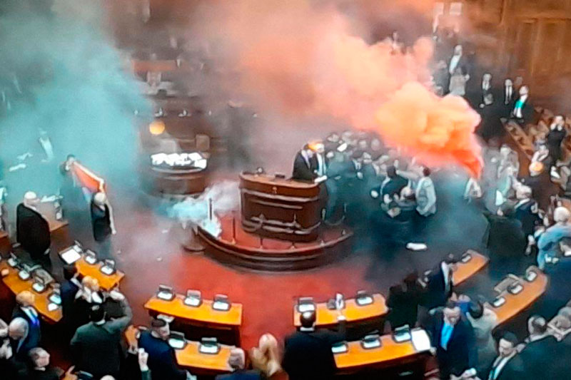 Оппозиция Сербии попыталась сорвать заседание парламента, применив дымовые шашки | В Сербии пострадали три женщины-депутата во время беспорядков в парламенте Оппозиция Сербии попыталась сорвать заседание парламента, применив дымовые шашки | В Сербии пострадали три женщины-депутата во время беспорядков в парламенте