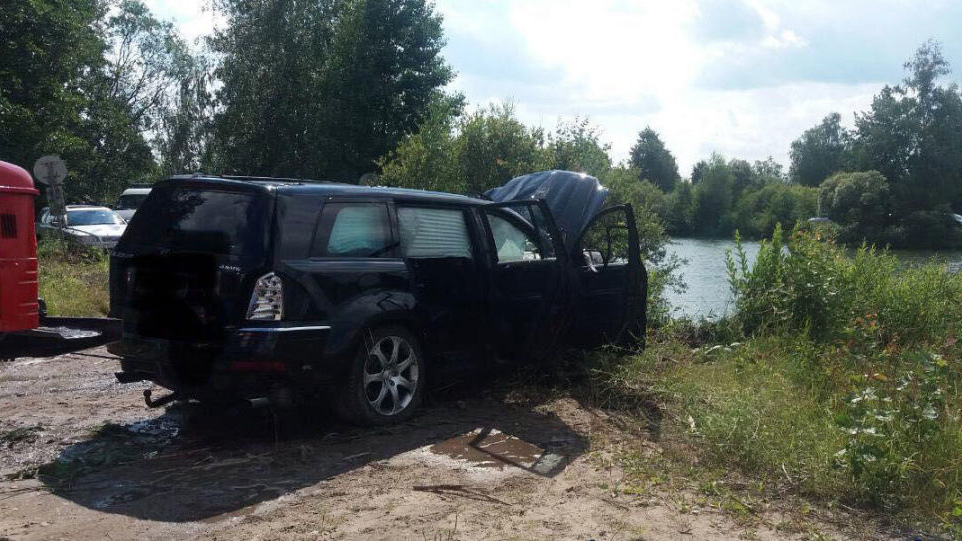 Упал в канал: в Mercedes GL было десять человек, пятеро погибли Упал в канал: в Mercedes GL было десять человек, пятеро погибли