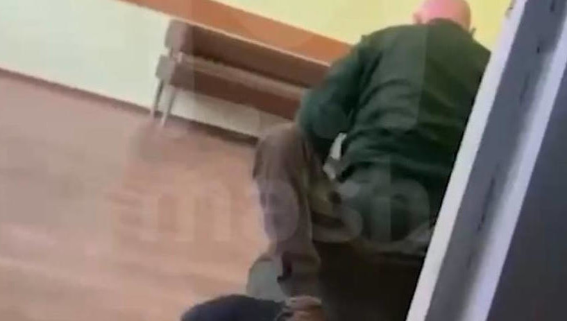 Учителя, избившего восьмиклассника, уволили из московской школы Учителя, избившего восьмиклассника, уволили из московской школы