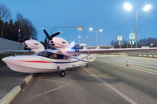 "Летел на юбилей друга". В Вологодской области директор завода посадил самолёт на автомобильную трассу | Директор вологодского завода посадил самолёт на шоссе "Летел на юбилей друга". В Вологодской области директор завода посадил самолёт на автомобильную трассу | Директор вологодского завода посадил самолёт на шоссе