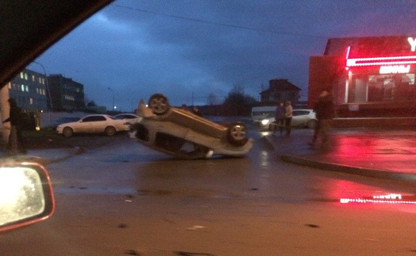 В Екатеринбурге после столкновения автомобиль перевернулся на крышу В Екатеринбурге после столкновения автомобиль перевернулся на крышу