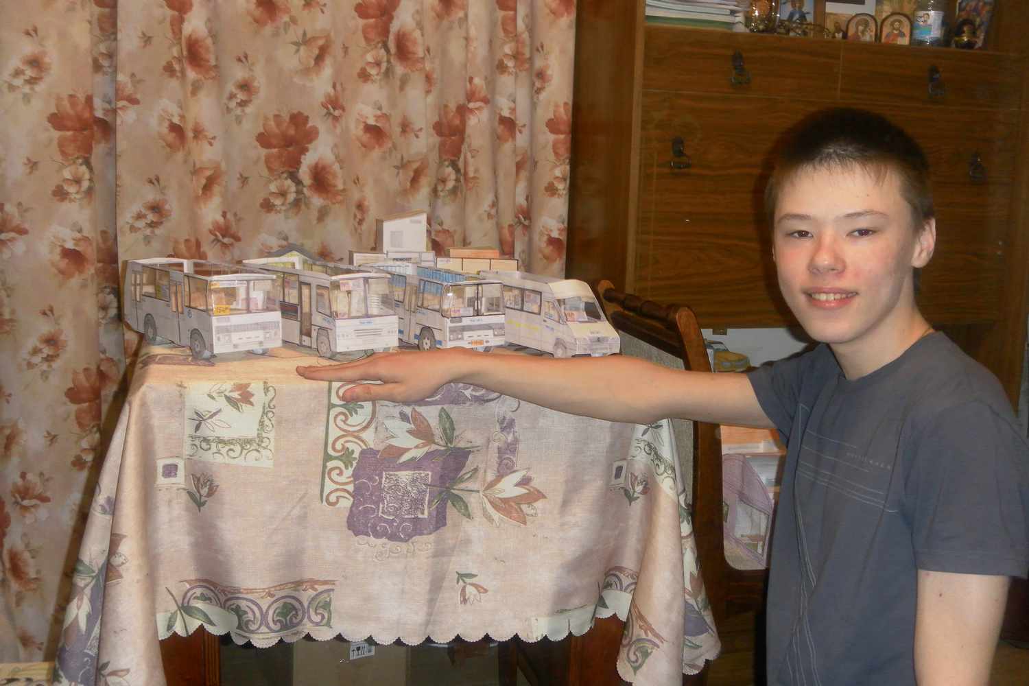 Подросток из города Арамиля устал смотреть на нарушения водителей автобусов и пришел жаловаться к министру транспорта Подросток из города Арамиля устал смотреть на нарушения водителей автобусов и пришел жаловаться к министру транспорта