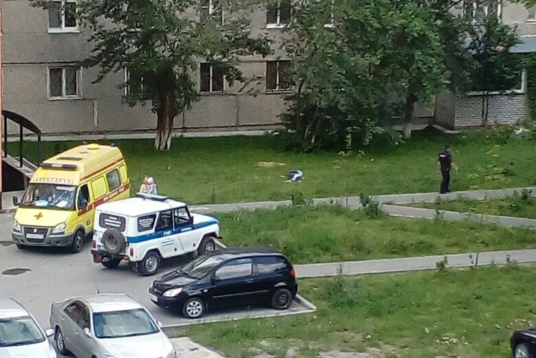 В Тюмени муж убил бывшую жену и покончил жизнь самоубийством В Тюмени муж убил бывшую жену и покончил жизнь самоубийством