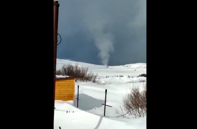 Туристы засняли снежный торнадо в Териберке Туристы засняли снежный торнадо в Териберке