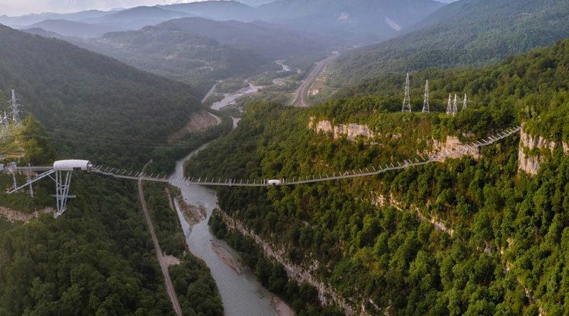 В Сочи мужчина упал с моста высотой 207 метров | В Сочи посетитель Skypark Sochi вышел за ограждение и упал с моста В Сочи мужчина упал с моста высотой 207 метров | В Сочи посетитель Skypark Sochi вышел за ограждение и упал с моста