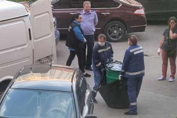 Новгородская полиция нашла труп девушки в бочке на балконе Новгородская полиция нашла труп девушки в бочке на балконе