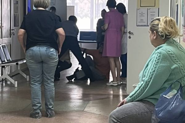 Конфликт в женской консультации Новосибирска: две женщины подрались из-за очереди | В Новосибирске в женской консультации произошла драка между пациентками Конфликт в женской консультации Новосибирска: две женщины подрались из-за очереди | В Новосибирске в женской консультации произошла драка между пациентками