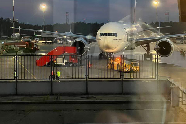 В Пулково задымился самолет Boeing 777, который должен был лететь в ОАЭ В Пулково задымился самолет Boeing 777, который должен был лететь в ОАЭ