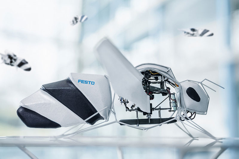 Немецкие инженеры создали бионическую робопчелу. Она может летать в рое совместно с другими робопчелами | Могут собираться в рой: учёные создали летающих мини-роботов, имитирующих пчёл