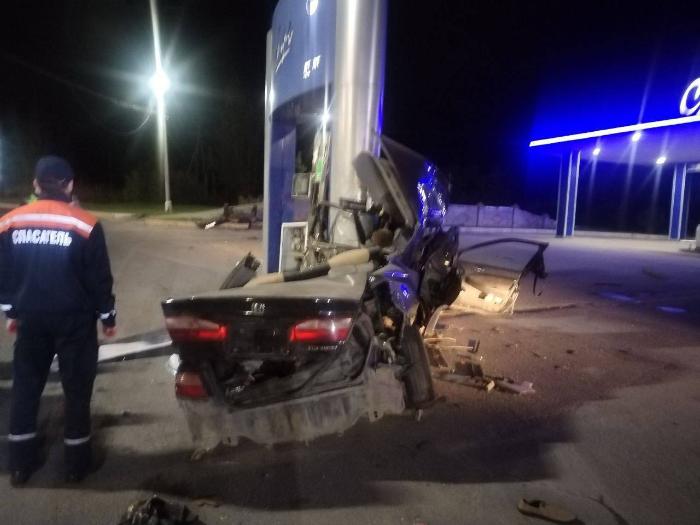 Машину разорвало на части: в Красноярском крае водитель без прав влетел в заправочную колонку и погиб | В Красноярском крае мужчина погиб в ДТП, врезавшись в заправочную колонку