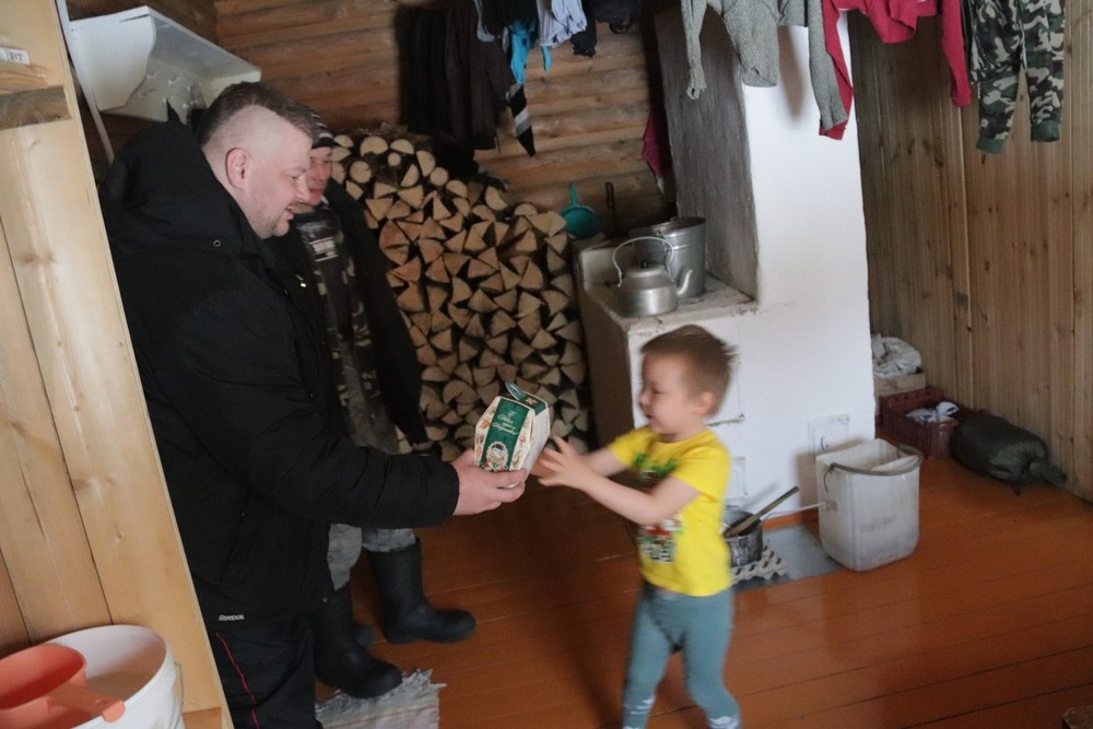 Вместо айфона — экскурсия на кондитерскую фабрику. Как на Северном Урале поздравляли с новым годом детишек уральских манси