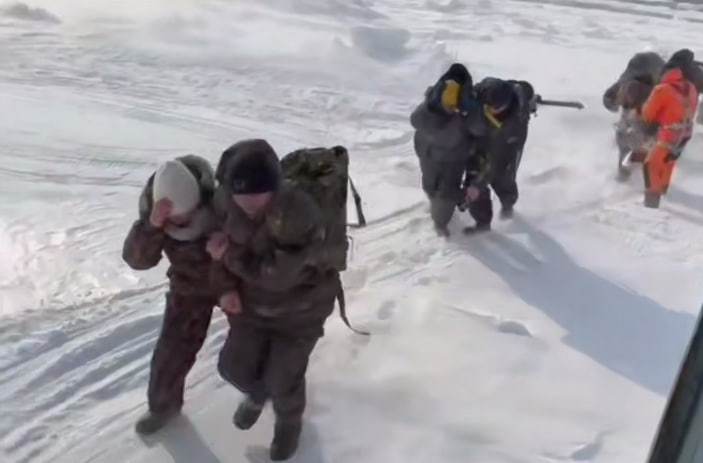 "Не хотели уходить": спасатели эвакуировали всех рыбаков, застрявших на льдине в Охотском море | Спасатели завершили эвакуацию рыбаков, застрявших в Охотском море