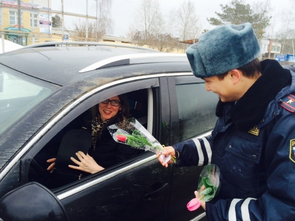 Накануне женского праздника полиция стала ловить автолюбительниц Накануне женского праздника полиция стала ловить автолюбительниц