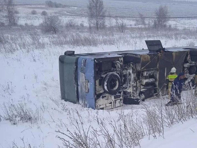 В Тульской области пассажирский автобус опрокинулся в кювет, пострадали десять человек | В Тульской области автобус с туристами опрокинулся в кювет, есть пострадавшие В Тульской области пассажирский автобус опрокинулся в кювет, пострадали десять человек | В Тульской области автобус с туристами опрокинулся в кювет, есть пострадавшие