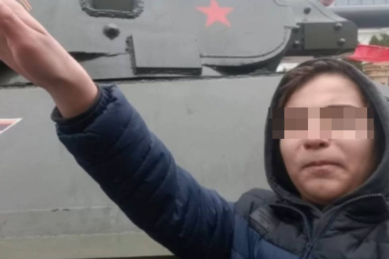 На параде Победы в Самаре подросток зиговал и печалился за проигрыш Гитлера | Подросток вскидывал фашистское приветствие на параде Победы в Самаре