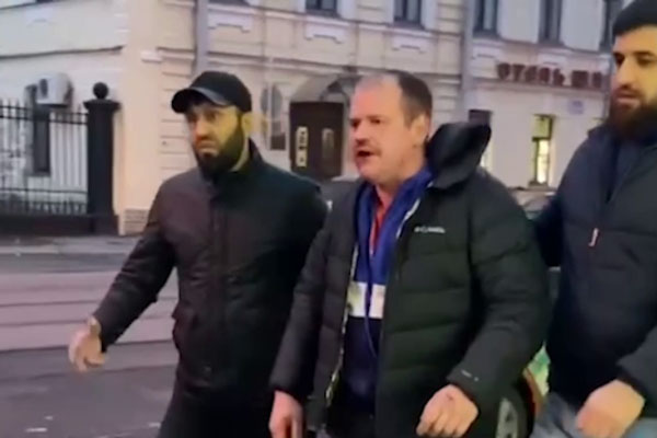 В Санкт-Петербурге задержали неадекватного мужчину, который разгромил кафе восточной кухни и набросился на сотрудников В Санкт-Петербурге задержали неадекватного мужчину, который разгромил кафе восточной кухни и набросился на сотрудников