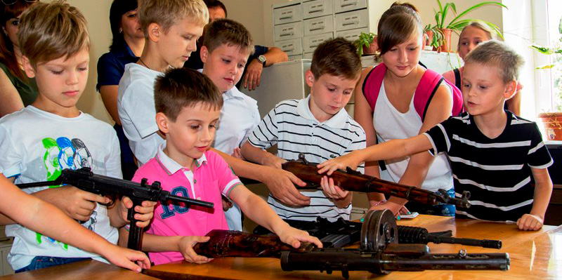 В День семьи, любви и верности сотрудники кубанского Главка привели на работу своих детей В День семьи, любви и верности сотрудники кубанского Главка привели на работу своих детей