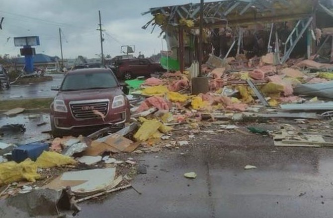 Десятки человек пострадали от торнадо на западе Германии