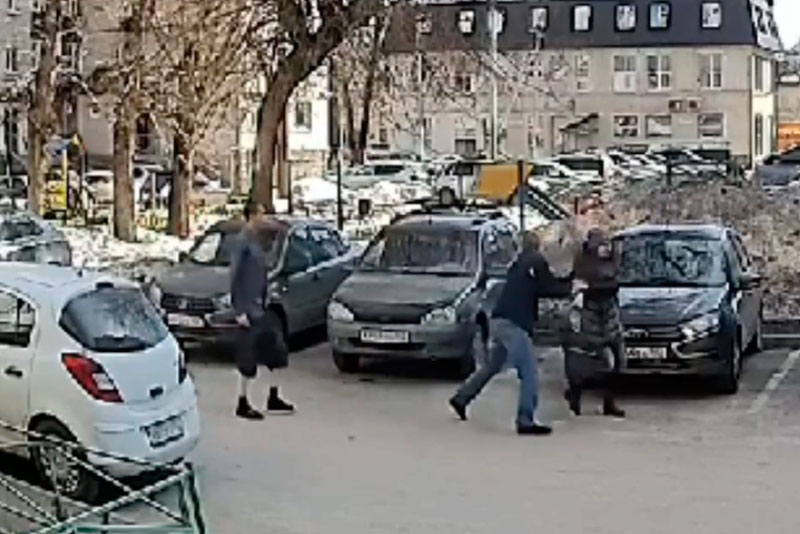 «Он терроризирует весь двор»: в Стерлитамаке ветеран СВО нападает на соседей с ножом | В Башкортостане ветеран СВО снова задержан за рукопашные нападения на соседей «Он терроризирует весь двор»: в Стерлитамаке ветеран СВО нападает на соседей с ножом | В Башкортостане ветеран СВО снова задержан за рукопашные нападения на соседей