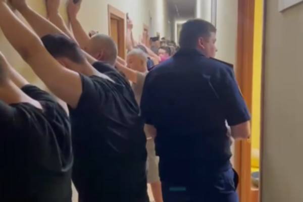 Полиция провела рейд в московской бане, которую заняли мигранты из Средней Азии | Мигранты заняли баню в Москве и не пускали туда россиян Полиция провела рейд в московской бане, которую заняли мигранты из Средней Азии | Мигранты заняли баню в Москве и не пускали туда россиян