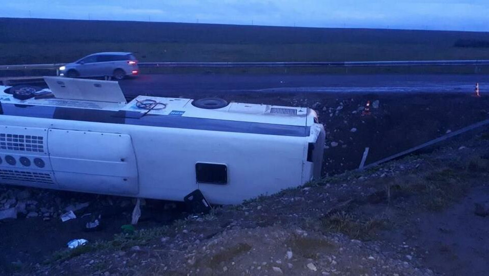 Автобус с 40 пассажирами опрокинулся на трассе под Иркутском Автобус с 40 пассажирами опрокинулся на трассе под Иркутском