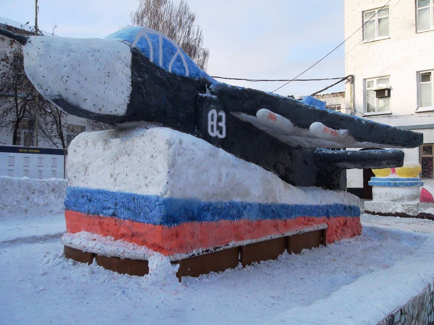 В колонии Екатеринбурга создали из снега самолет СУ-24, сбитый в Сирии В колонии Екатеринбурга создали из снега самолет СУ-24, сбитый в Сирии
