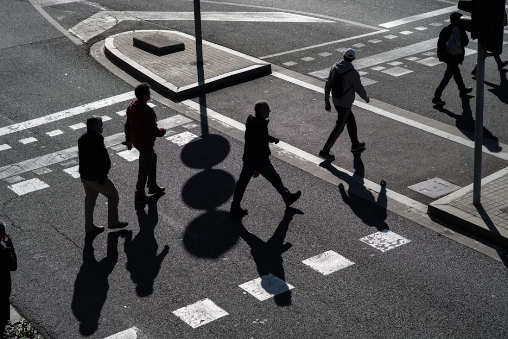 В России решили дать пешеходам приоритет на светофорах ночью | Депутат предложил дать пешеходам приоритет на светофорах ночью