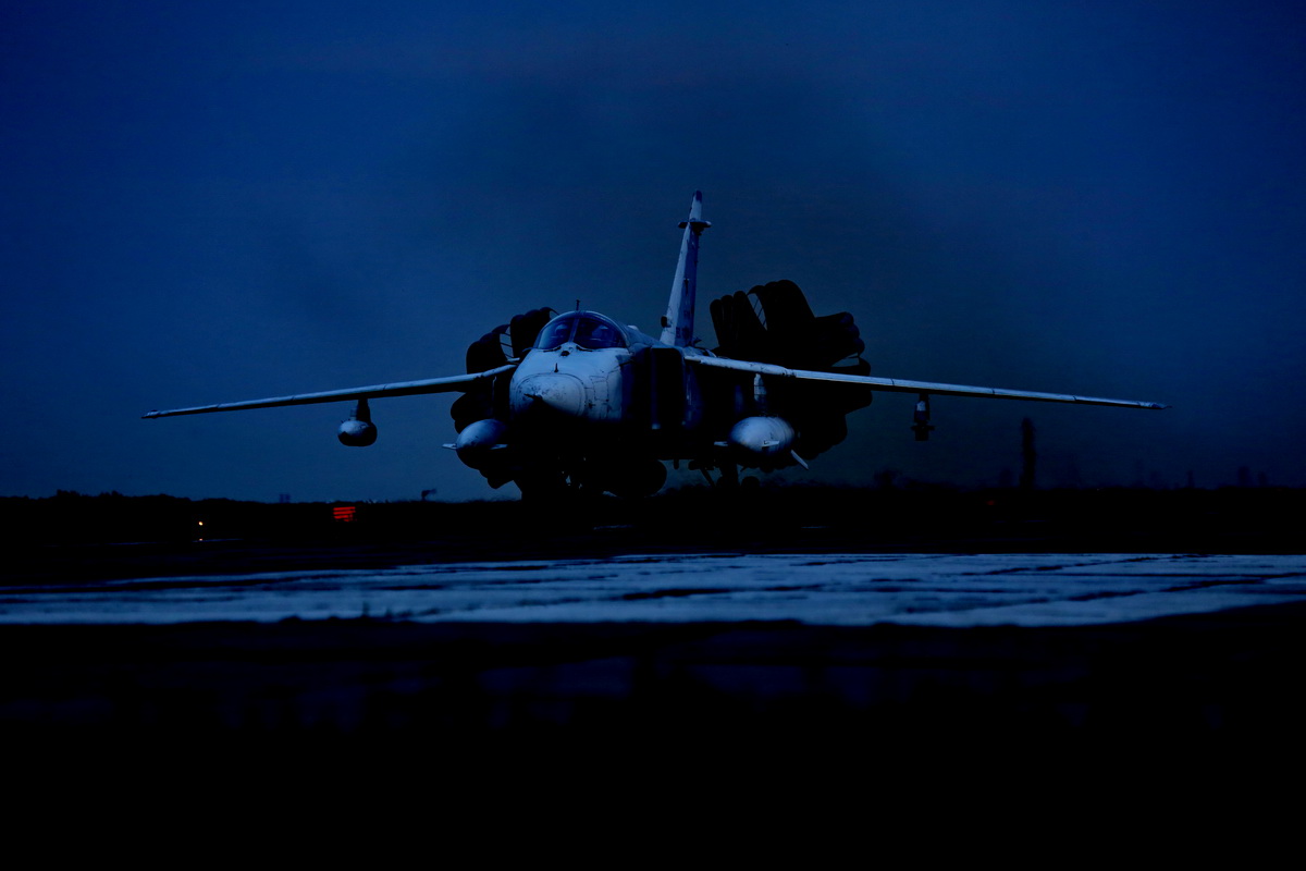 В ходе передислокации на оперативные аэродромы лётчики ЦВО отработали экстремальные способы посадки