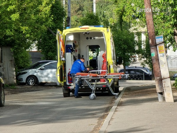 Не пропустил скорую? В России хотят лишать прав на два года за равнодушие на дороге | Госдума ужесточит наказание за непропуск скорой до двух лет лишения прав