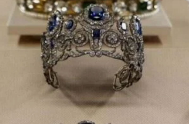 Украденные из Лувра драгоценности всплыли на «Авито» — цена поразила пользователей | На «Авито» появилось объявление о продаже гарнитура Марии-Амалии из Лувра Украденные из Лувра драгоценности всплыли на «Авито» — цена поразила пользователей | На «Авито» появилось объявление о продаже гарнитура Марии-Амалии из Лувра