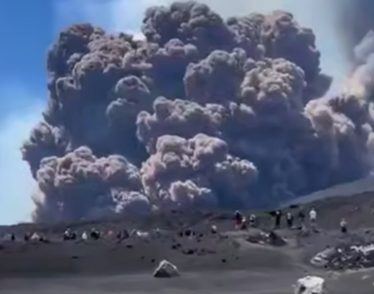 Этна проснулась: туристы в панике бегут от извержения вулкана на Сицилии | На Сицилии началось извержение вулкана Этна