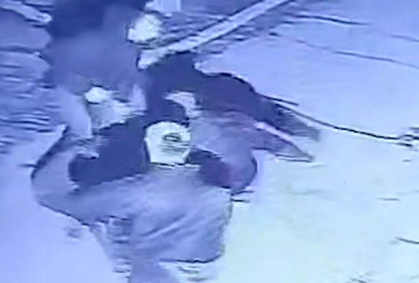 В центре Владивостока банда жестоко избила и подожгла мужчину | Во Владивостоке избили и подожгли мужчину