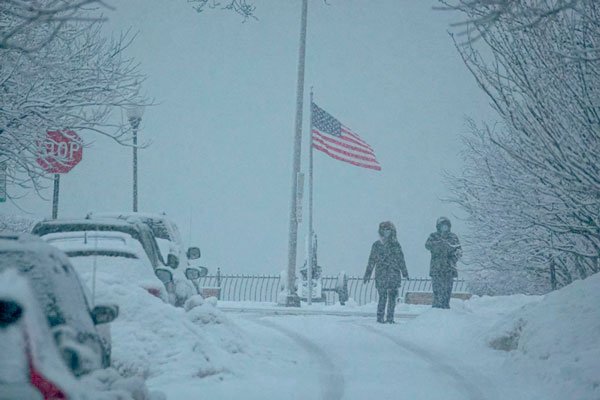 Женщина просидела пять дней в засыпанной снегом машине и выжила Женщина просидела пять дней в засыпанной снегом машине и выжила
