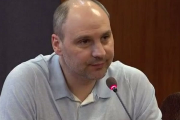 Пострадавшие из Орска жители возмутились не быстрыми действиями властей региона | «Я просил кланяться?»: Паслер поспорил с жителями затопленного Орска из-за дамбы