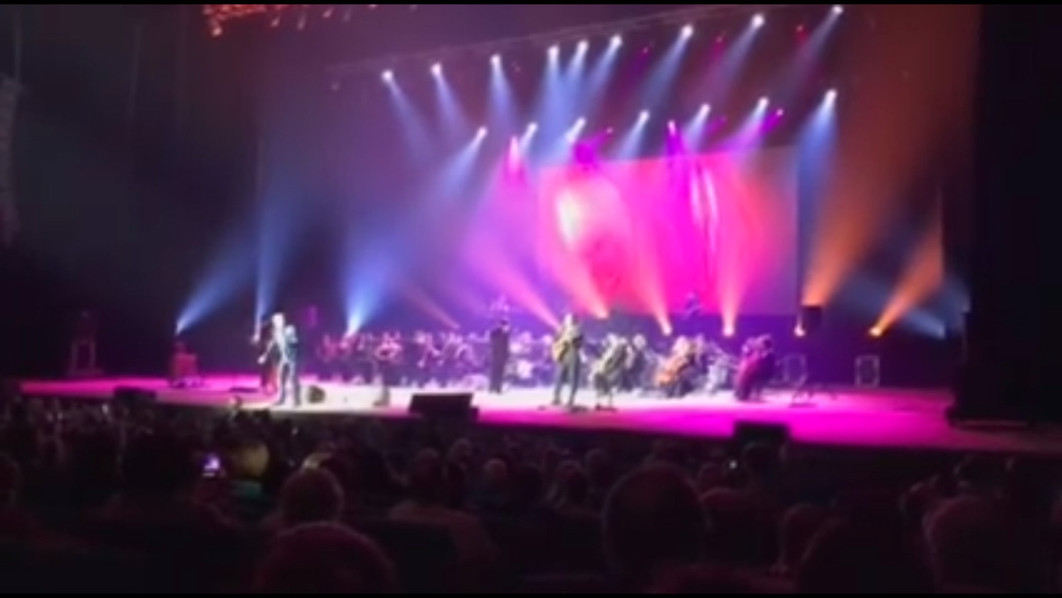 В соцсетях спорят из-за песни Малинина, которую он спел на украинском языке в Киеве. ВИДЕО