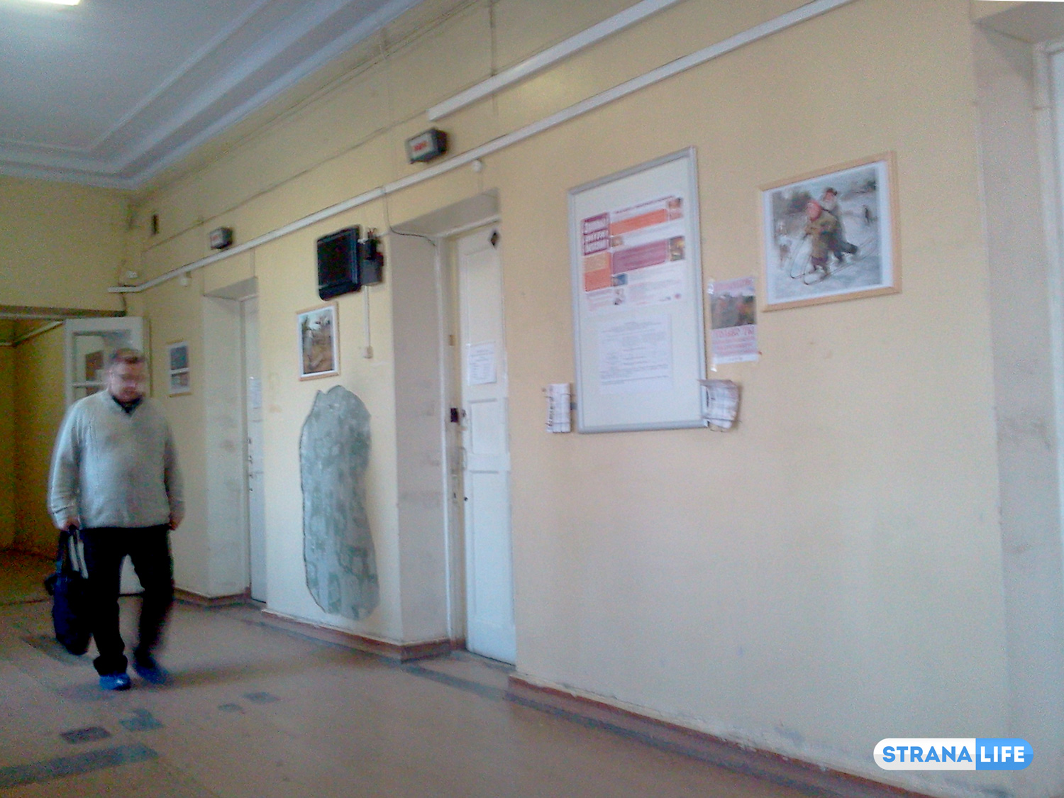 Художества на фоне убожества. В поликлинике Екатеринбурга тянутся к прекрасному, а краска со стен осыпается! Художества на фоне убожества. В поликлинике Екатеринбурга тянутся к прекрасному, а краска со стен осыпается!