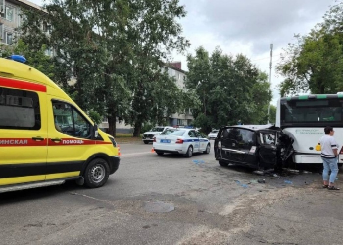 Honda Freed врезался в маршруткув Благовещенске: пострадали пять человек | В Благовещенске легковушка столкнулась с автобусом Honda Freed врезался в маршруткув Благовещенске: пострадали пять человек | В Благовещенске легковушка столкнулась с автобусом