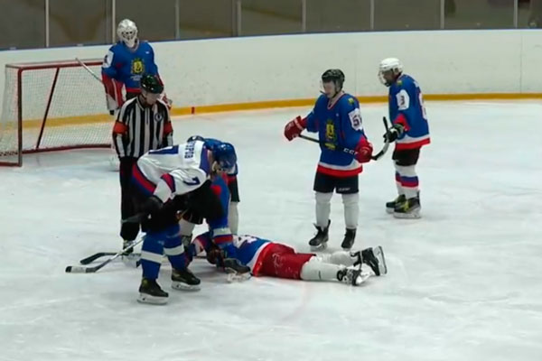 Российский чиновник скончался во время игры в хоккей | В Архангельске во время хоккейного матча умер заместитель главы администрации Российский чиновник скончался во время игры в хоккей | В Архангельске во время хоккейного матча умер заместитель главы администрации
