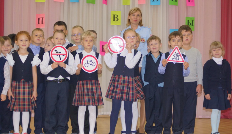 Сотрудники Госавтоинспекции посвятили первоклассников Владивостока в пешеходы Сотрудники Госавтоинспекции посвятили первоклассников Владивостока в пешеходы