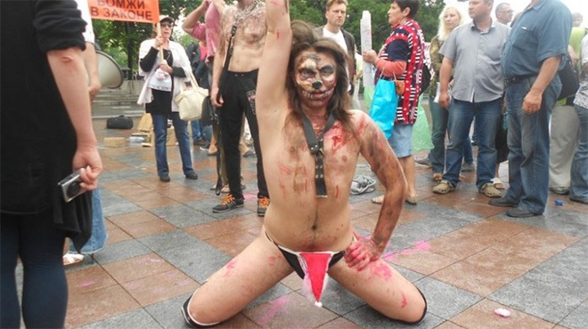 Лидер мужского Femen пожаловался на изнасилование в СБУ Лидер мужского Femen пожаловался на изнасилование в СБУ