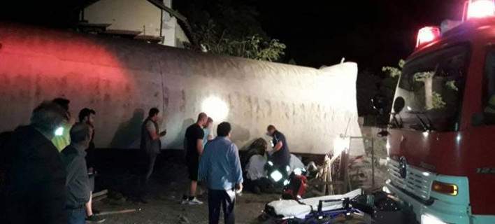 В Греции поезд сошел с рельсов и врезался в жилой дом. Погибли люди В Греции поезд сошел с рельсов и врезался в жилой дом. Погибли люди