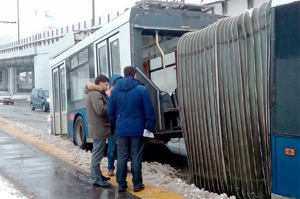 В Москве прицеп с "гармошкой" решил поехать отдельно от троллейбуса В Москве прицеп с "гармошкой" решил поехать отдельно от троллейбуса