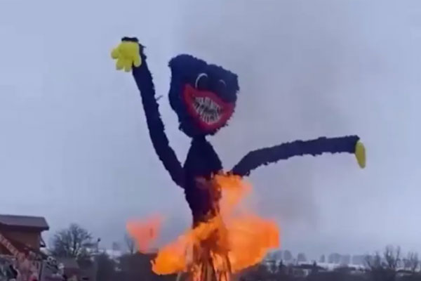 Под Липецком на Масленицу сожгли четырёхметрового Хагги Вагги Под Липецком на Масленицу сожгли четырёхметрового Хагги Вагги