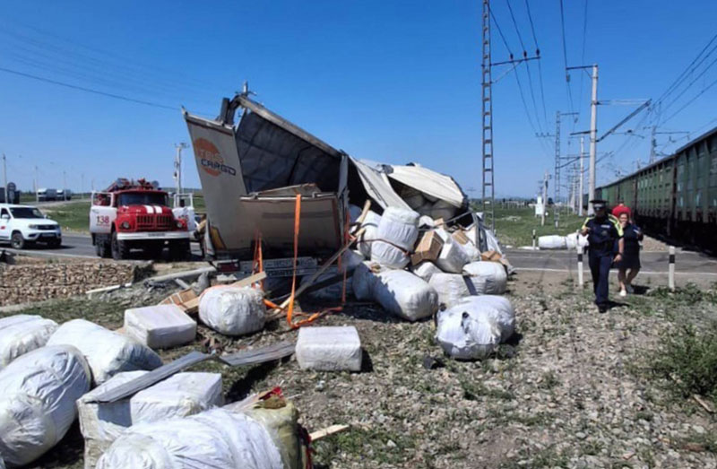 Грузовик столкнулся с поездом на станции в Забайкалье | Поезд столкнулся с грузовиком на железнодорожном переезде в Забайкалье Грузовик столкнулся с поездом на станции в Забайкалье | Поезд столкнулся с грузовиком на железнодорожном переезде в Забайкалье