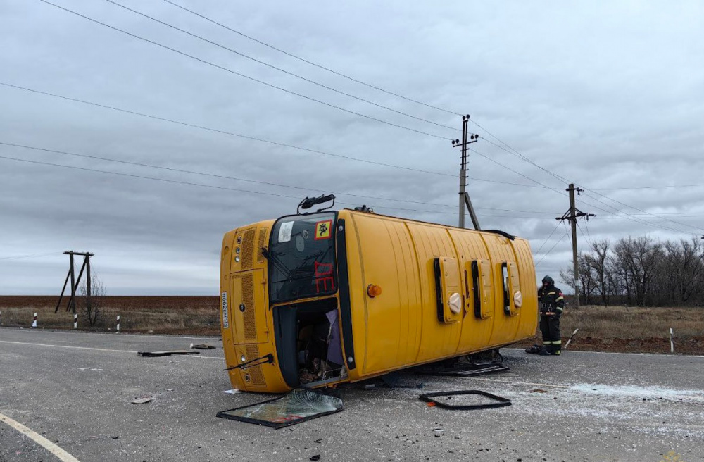 Школьный автобус с детьми перевернулся под Волгоградом | В Волгоградской области произошло ДТП со школьным автобусом Школьный автобус с детьми перевернулся под Волгоградом | В Волгоградской области произошло ДТП со школьным автобусом