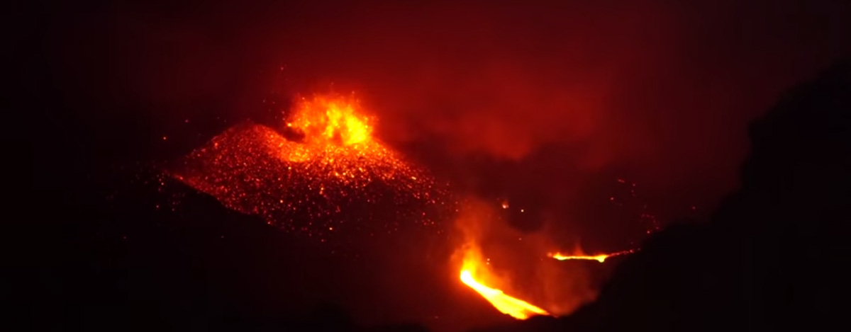 Извержение вулкана в Индонезии порализавало работу аэропорта Извержение вулкана в Индонезии порализавало работу аэропорта