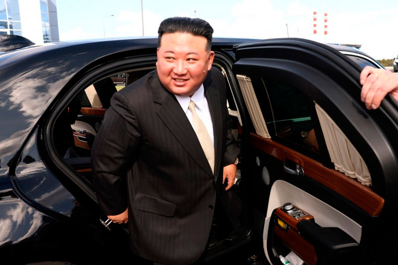 Плачущие дети взяли в осаду Ким Чен Ына в пхеньянской столовой | Лидера КНДР Ким Чен Ына сфотографировали в окружении рыдающих голодных детей Плачущие дети взяли в осаду Ким Чен Ына в пхеньянской столовой | Лидера КНДР Ким Чен Ына сфотографировали в окружении рыдающих голодных детей