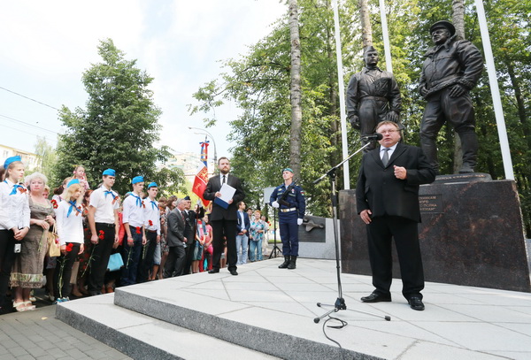 В Иванове торжественно открыт памятник авиаэскадрилье «Нормандия-Неман» В Иванове торжественно открыт памятник авиаэскадрилье «Нормандия-Неман»
