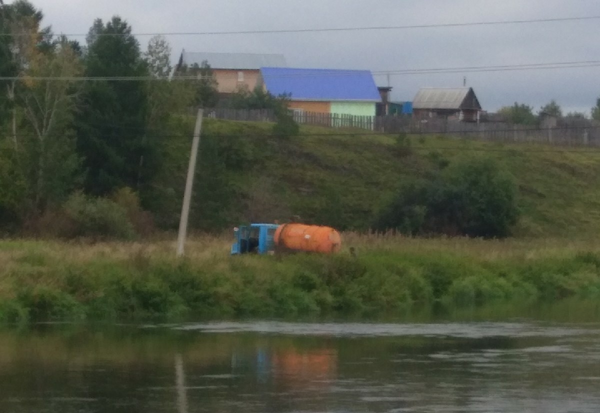 На Урале сняли, как машина ассенизатора сливает что-то в воды реки Исеть в центре города! На Урале сняли, как машина ассенизатора сливает что-то в воды реки Исеть в центре города!